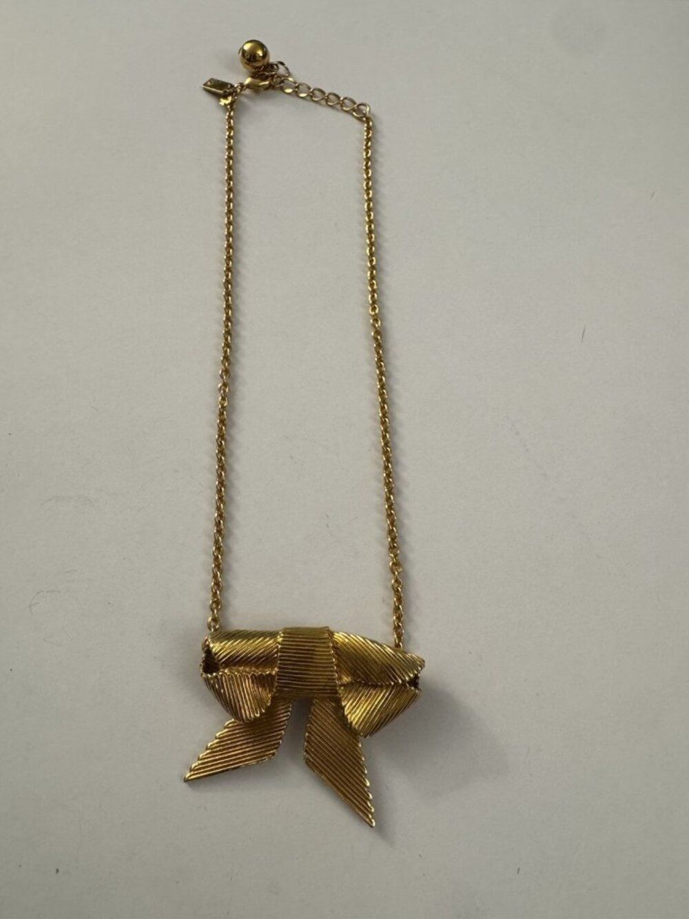 kate spade new york Gold Tone Bow Charm Pendant Cable Chain Necklace EB6